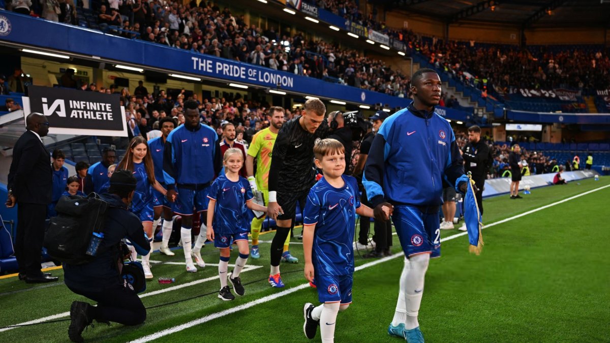 Moisés Caicedo (d) llevó la cinta de capitán en el partido de Chelsea ante Servette