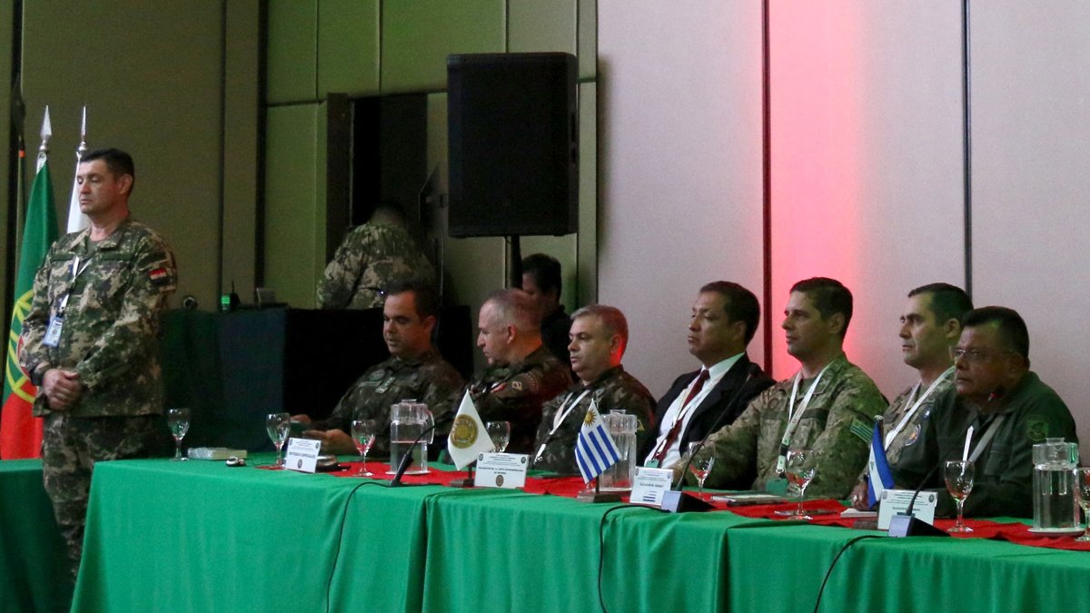 Integrantes de las fuerzas armadas de algunos países participan en la segunda Conferencia Especializada de los Ejércitos Americanos, este miércoles en Asunción (Paraguay).