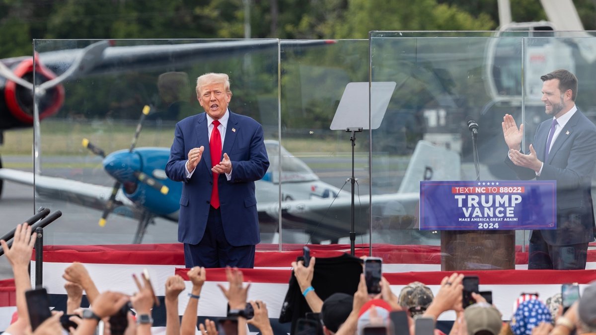 El candidato presidencial del Partido Republicano, el expresidente Donald J. Trump (c), recibe el aplauso del candidato a vicepresidente, el senador JD Vance (d), en Asheboro, Carolina del Norte.
