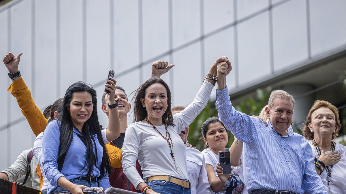 La líder opositora María Corina Machado y el abanderado de la oposición a la presidencia Edmundo González Urrutia durante una manifestación en Caracas.