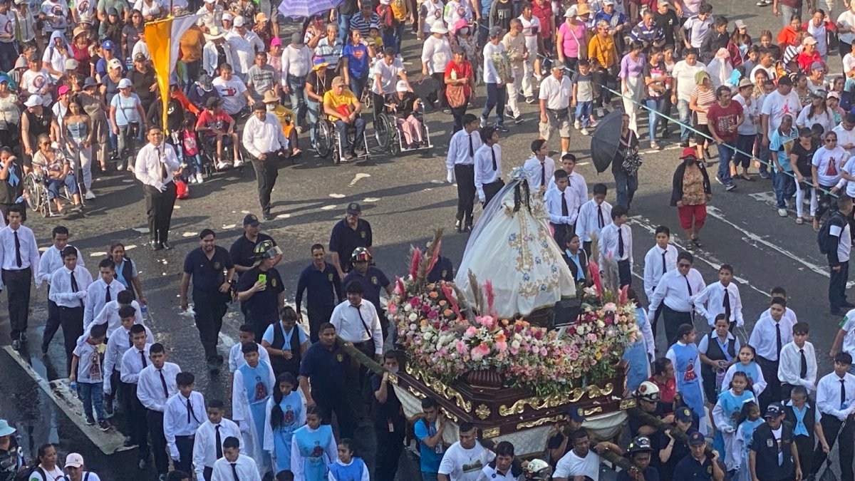 Procesión. Miles de feligreses recorren sector del suburbio de Guayaquil.