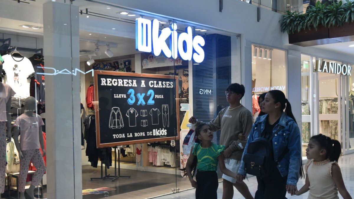 Promociones. En centros comerciales hay ofertas de ropa y otros productos para los chicos.