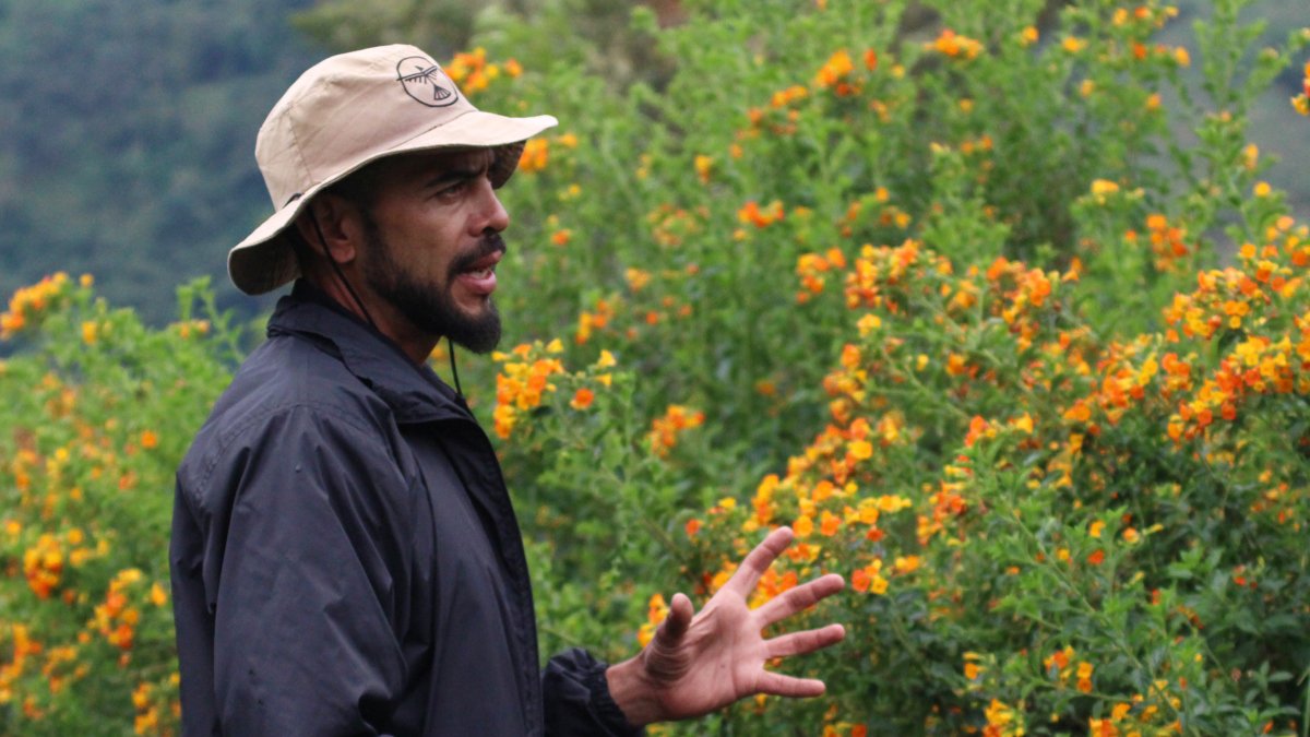 El guía y biólogo Luis David habla durante un recorrido en el Nido del Cóndor, en Villamaría, departamento de Caldas.