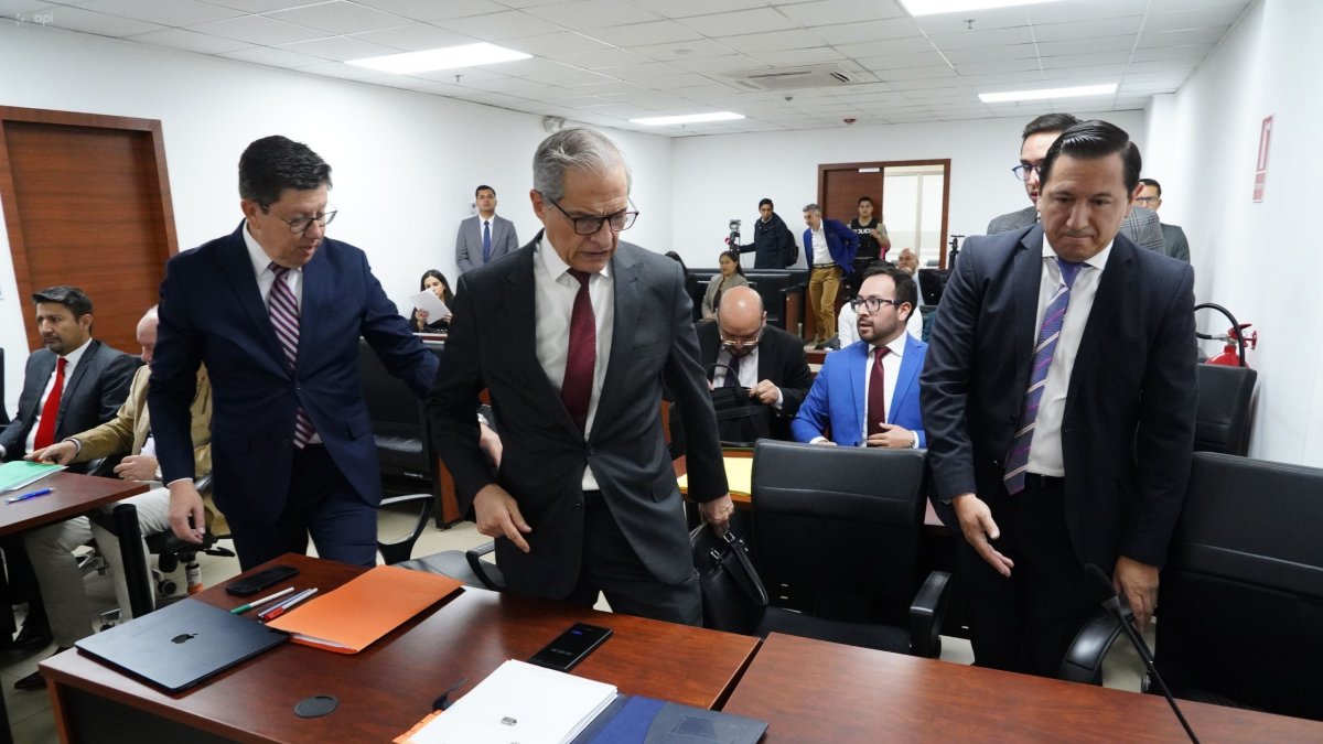 Audiencia. Fernando Muñoz estuvo acompañado por sus abogados Rafael Oyarte e Ismael Quintana.