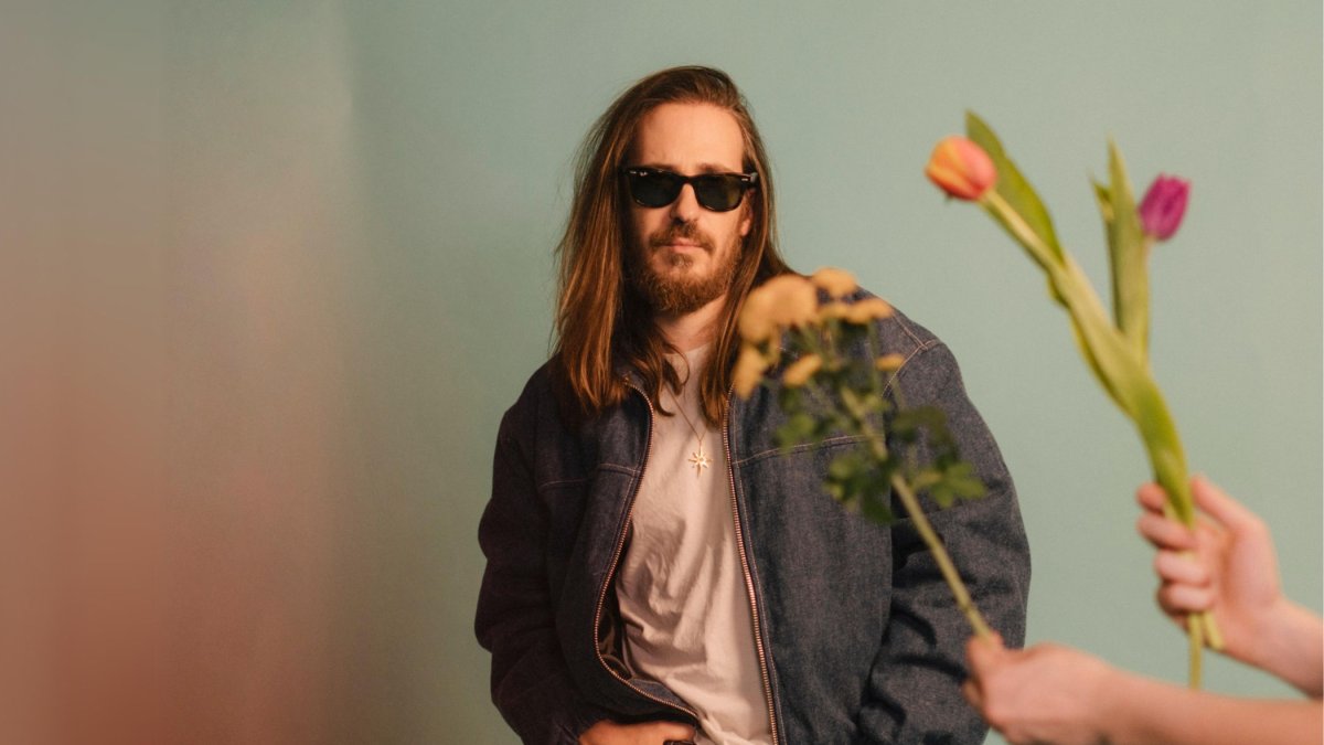 Carlos Sadness tiene 40 años.