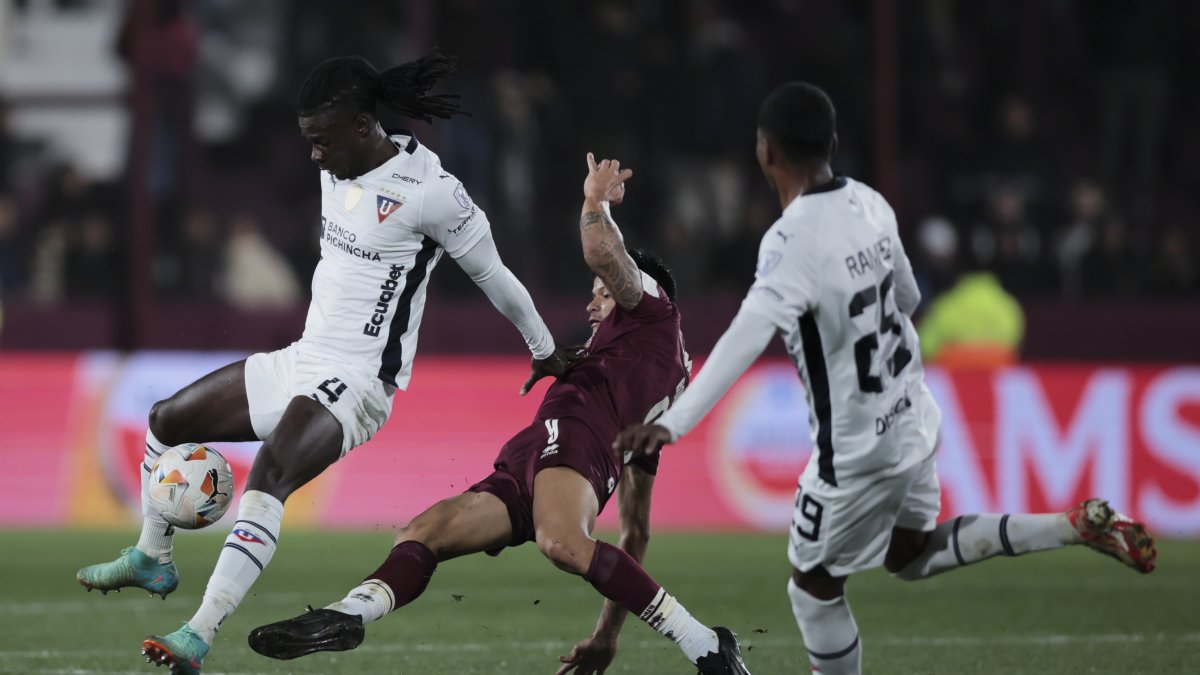 El zaguero Ricardo Adé (i) resaltó que errores les pasaron factura en la eliminación ante Lanús.