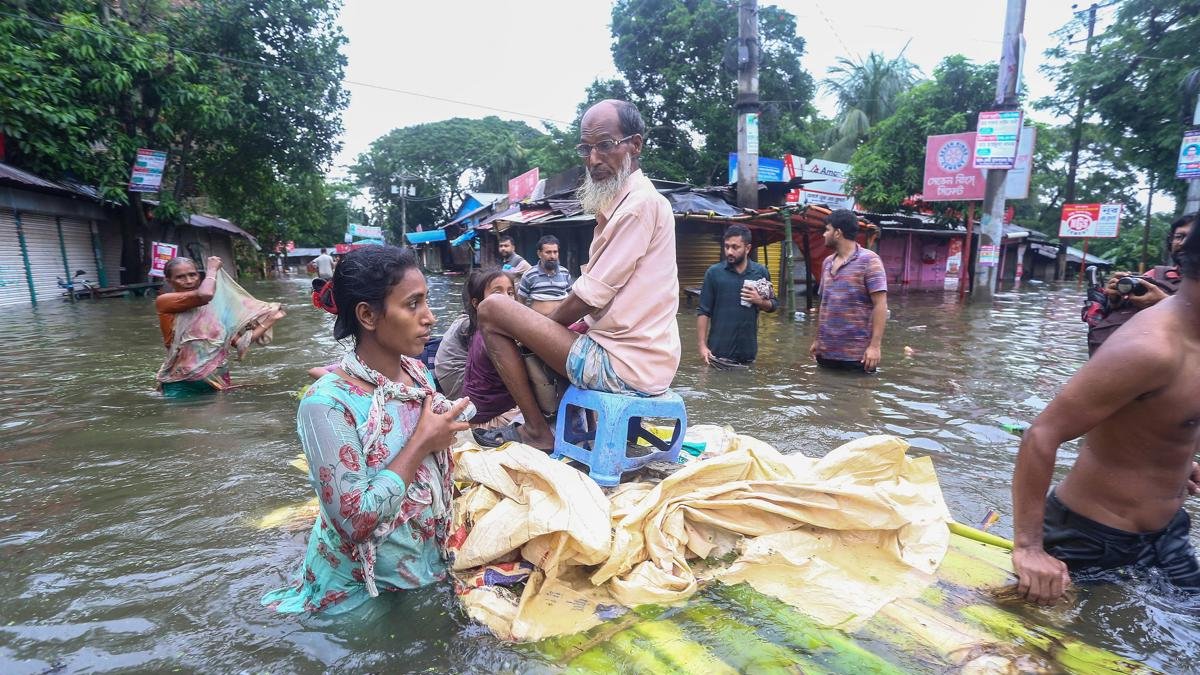 Un grupo de personas son rescatadas tras las graves inundaciones en Bangladesh.