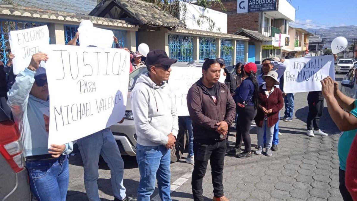 Cayambe. Los parientes de la víctima se organizaron para realizar un plantón en la Fiscalía de esta ciudad.