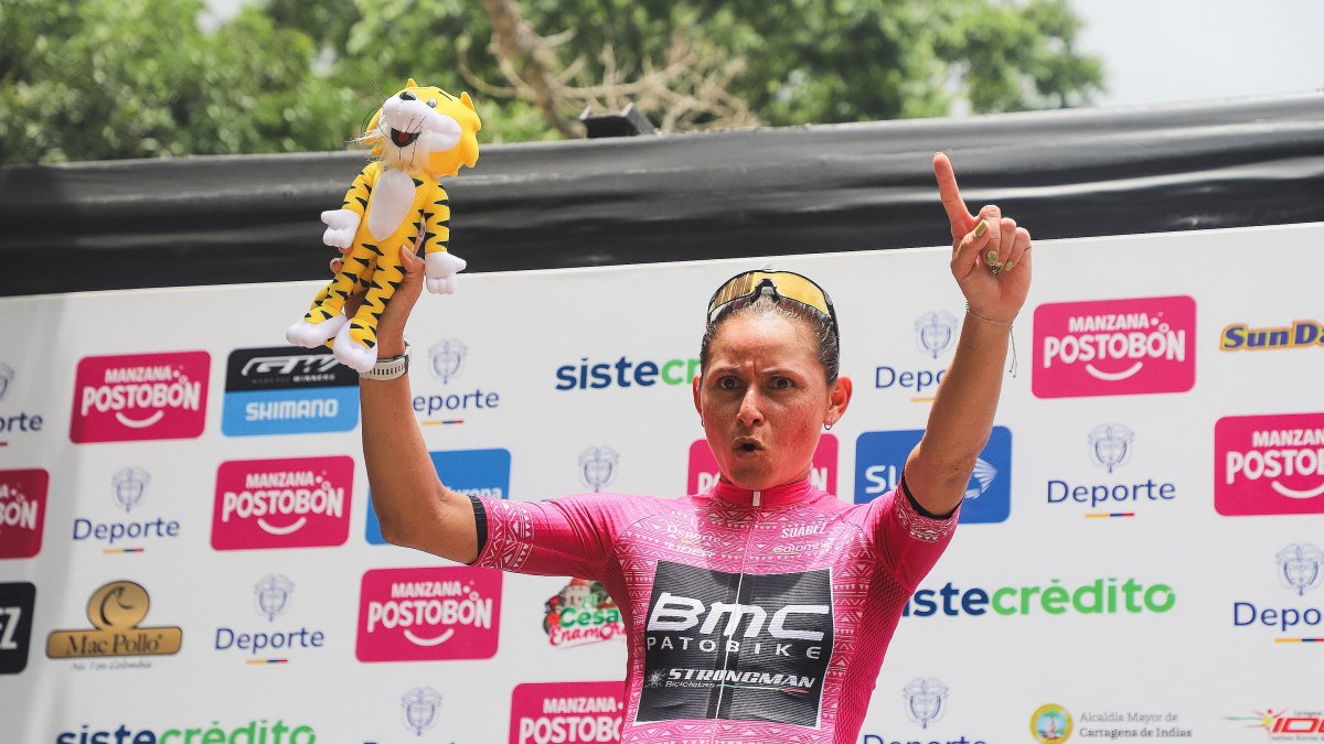 Esther Galarza con su camiseta de líder de la general en Colombia.