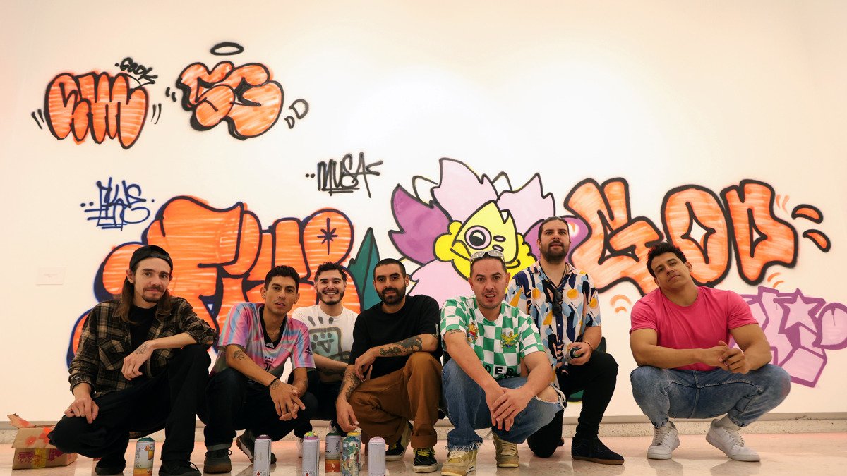 Artistas urbanos posando durante su participación en el programa Artista en Residencia 'Tomar Los Muros'.