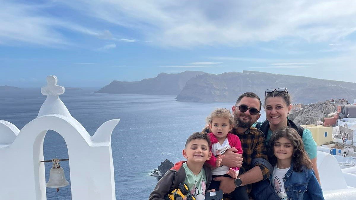 Georgia Diela (derecha, detrás), periodista de 37 años, con su marido y sus hijos en Santorini (Grecia).