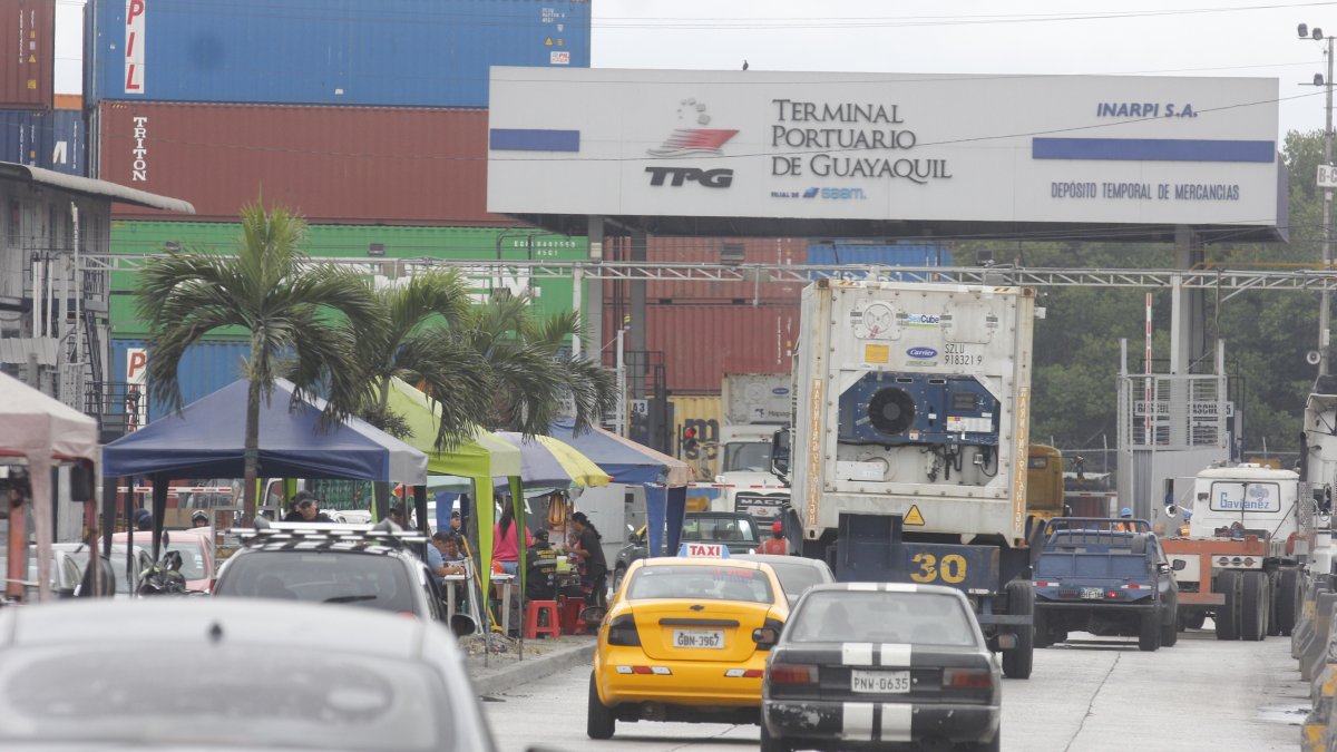Los atascos en el Puerto de Guayaquil afectan al sector comercial.