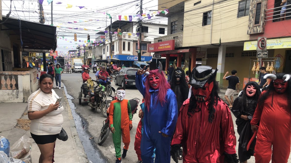 Tres nuevos personajes acompañan al diablo rojo en la danza de Los Mojigos.