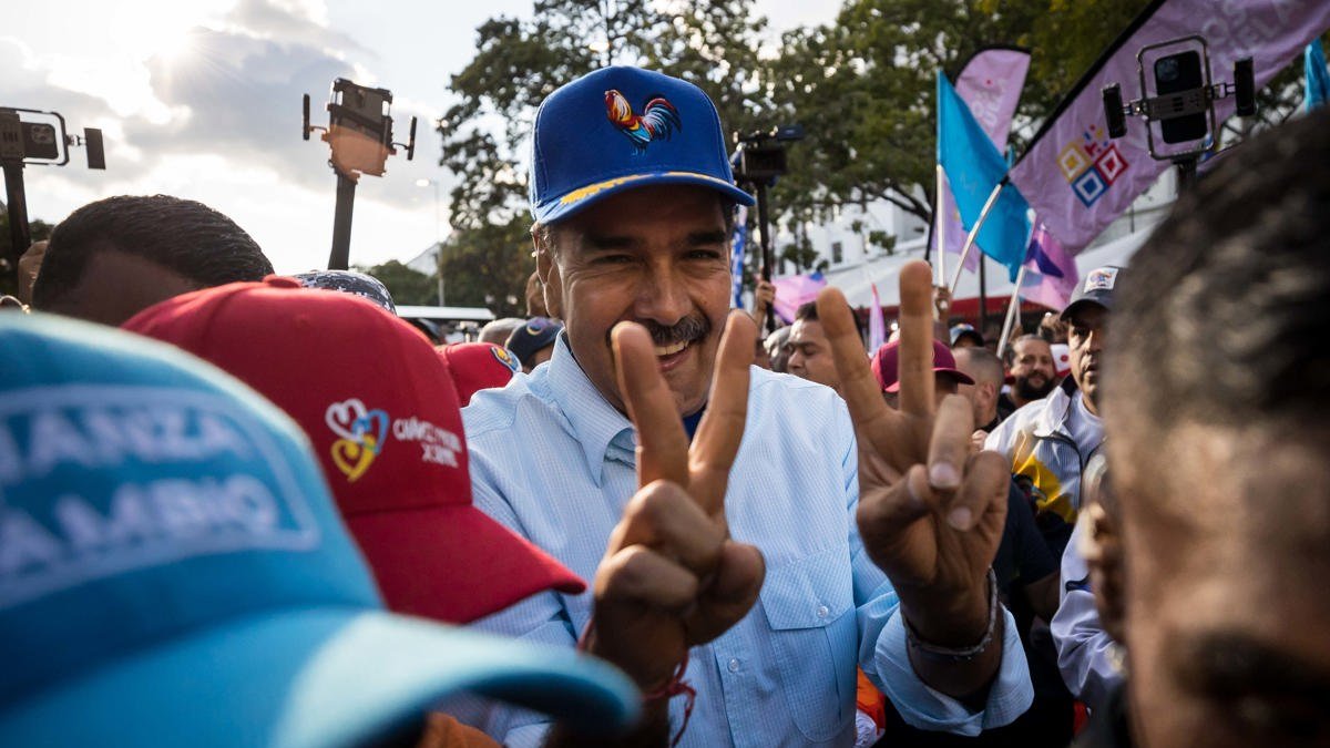 El presidente de Venezuela, Nicolás Maduro, saluda a simpatizantes en una manifestación a favor de su Gobierno, en Caracas (Venezuela).
