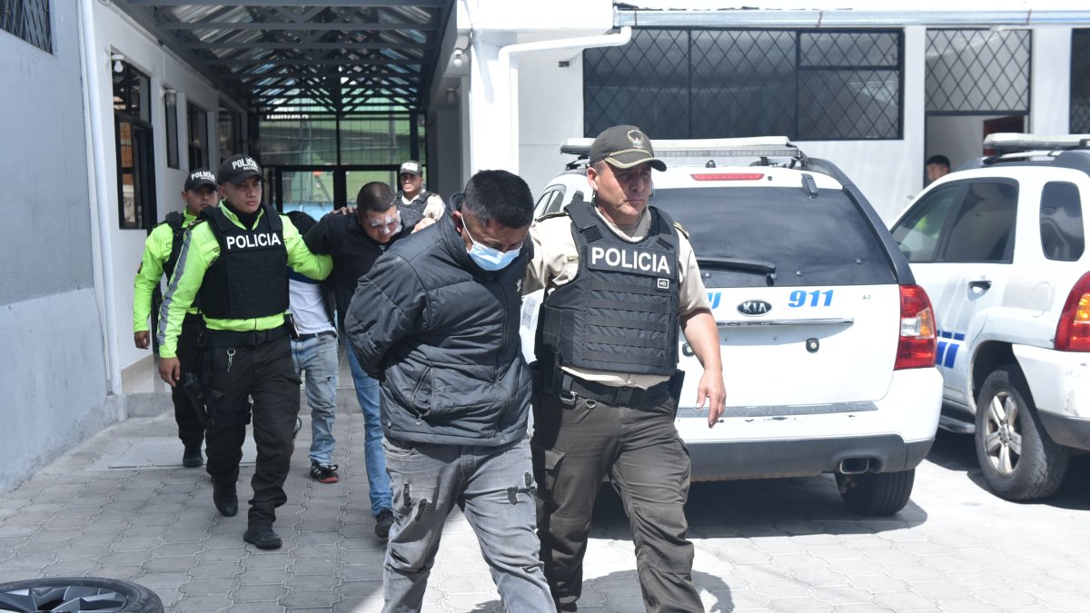 Tres personas fueron detenidas, uno presenta antecedentes por robo