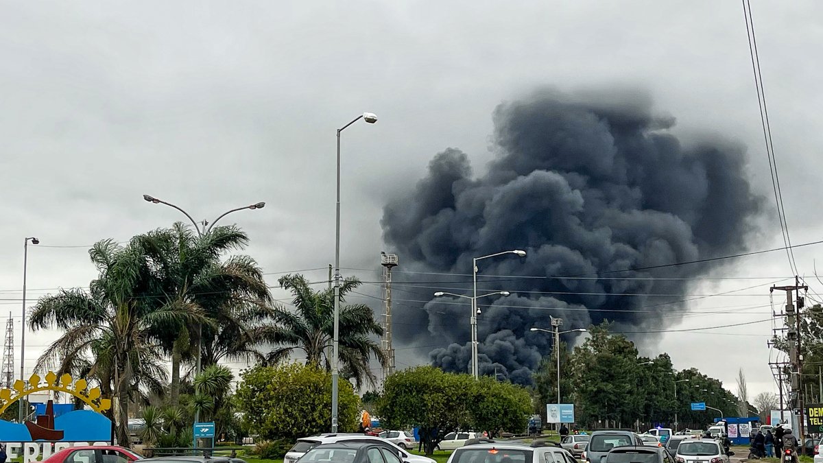 Un incendio se desató en la refinería del Complejo Industrial Ingeniero Enrique Mosconi, este 22 de agosto de 2024, en Ensenada (Argentina).