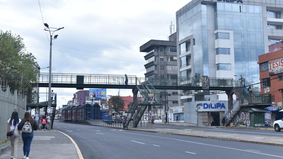 El puente peatonal de la Universidad Central de Quito será desmontado a partir del lunes 26 de agosto del 2024