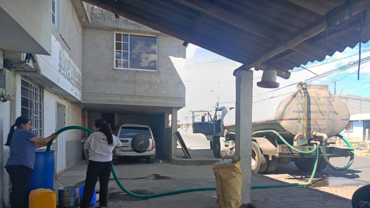 Imagen referencial. La Epmaps entregará agua con tanqueros, mientras se restablece el servicio en los sectores afectados.