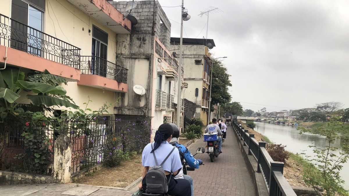 El malecón peatonal sirve de ruta para repartidores de comida y motociclistas en general. Las familias piden ayuda.