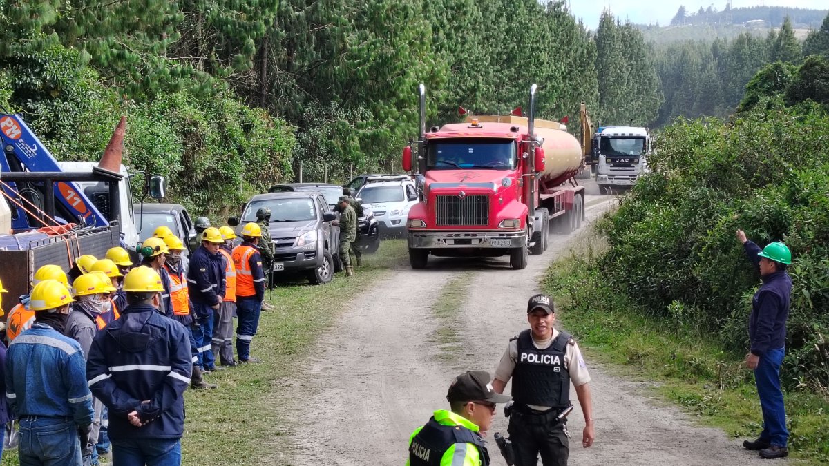 Militares y policías trabajaron en la destrucción de la toma clandestina de combustible.