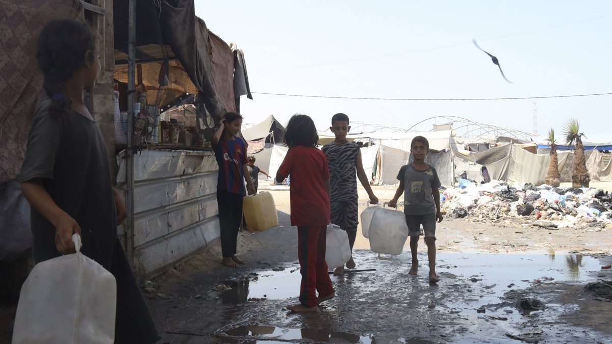 Niños se han quedado sin agua a causa del conflicto; algunos llevan bidones a los campamentos de Gaza en busca de agua.