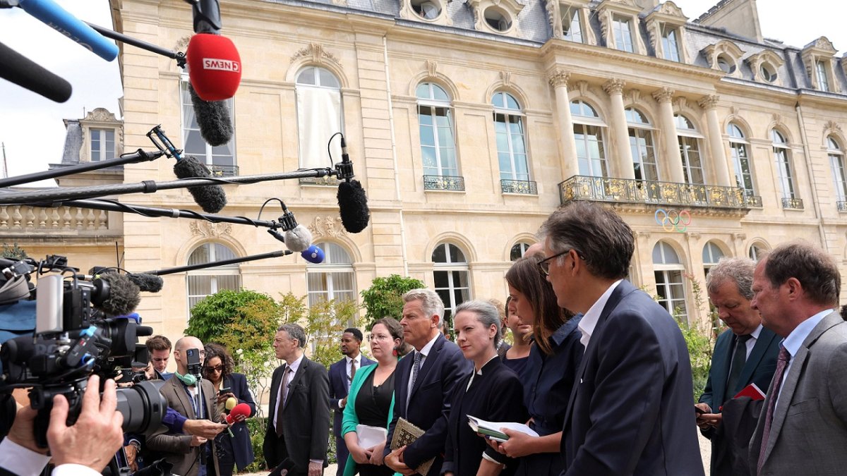La candidata designada para primer ministro del Nuevo Frente Popular (NFP), Lucie Castets y miembros de la coalición izquierdista del NFP, hablan con los medios de comunicación.