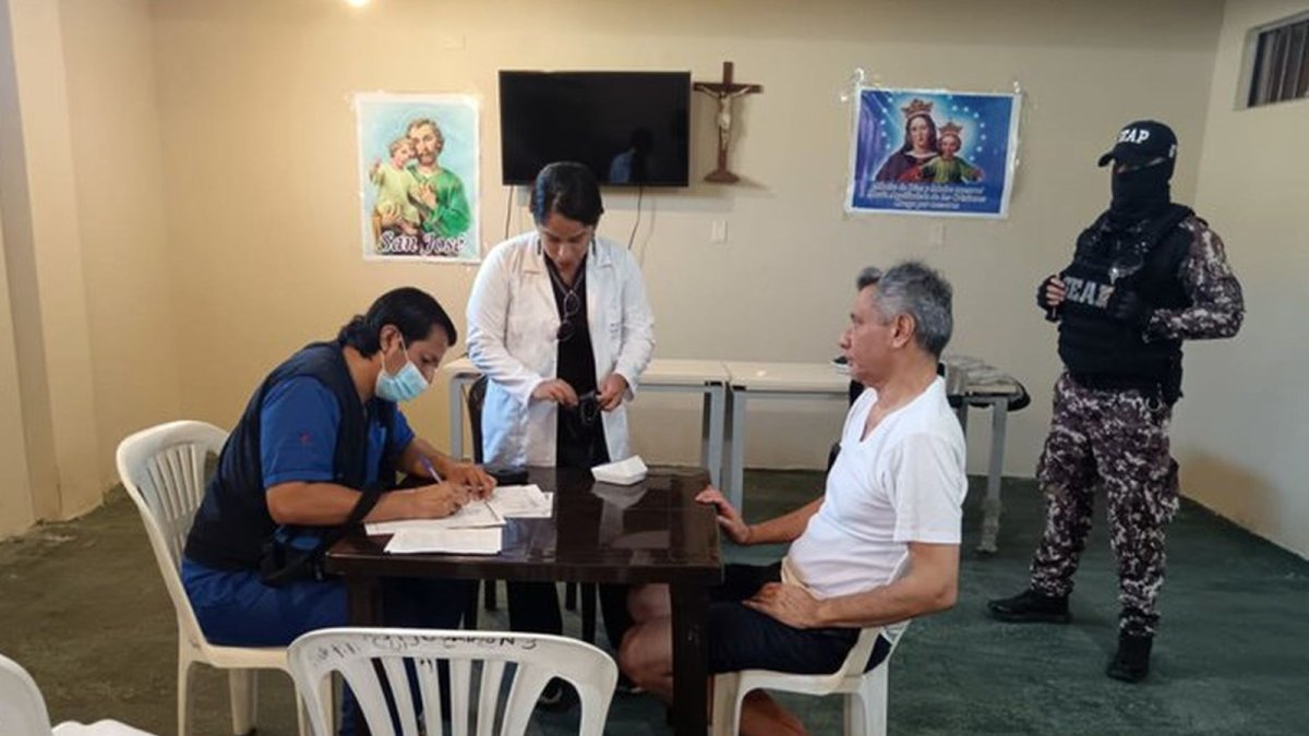 Jorge Glas está preso en la Roca, en Guayaquil, donde cumple dos sentencias por los casos Odebrecht, Sobornos y una prisión preventiva por el caso Reconstrucción de Manabí.