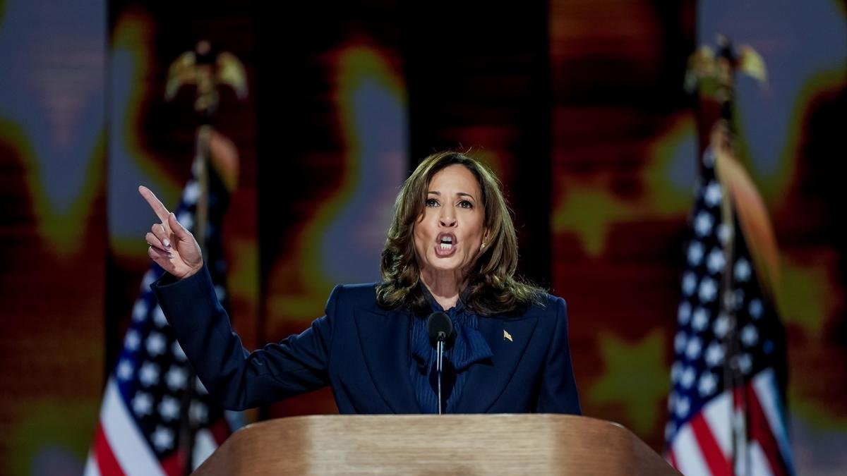 La candidata presidencial demócrata Kamala Harris pronunció su discurso deste jueves en la última noche de la Convención Nacional Demócrata (DNC) en el United Center en Chicago, Illinois, EE.UU.