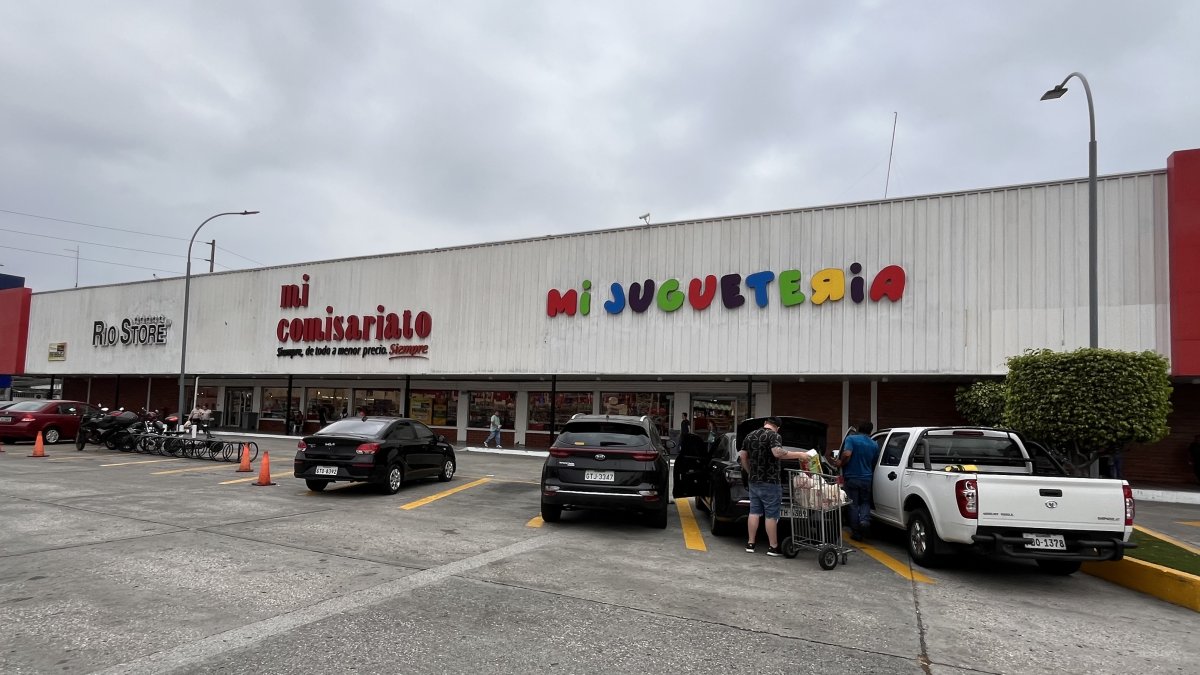 Espacios. Entre sus marcas, la Corporación El Rosado cuenta con Hipermarket, la cual abarca en el mismo local a cuatro firmas.