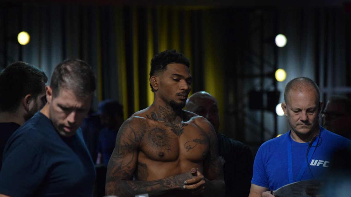 Michael Morales segundos antes de subirse a la báscula.