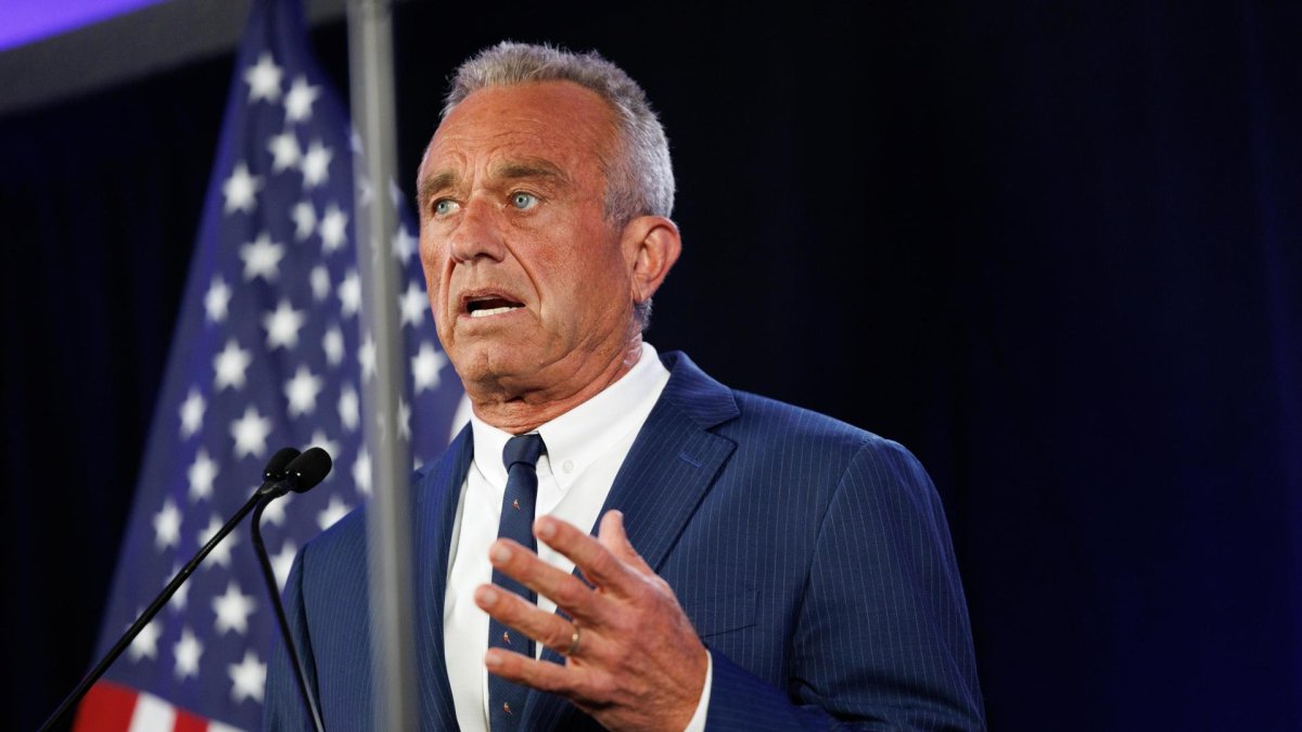 El candidato independiente a la Presidencia de Estados Unidos, Robert F. Kennedy Jr., confirmó este viernes 23 de agosto que suspende la campaña de la carrera a la Casa Blanca.