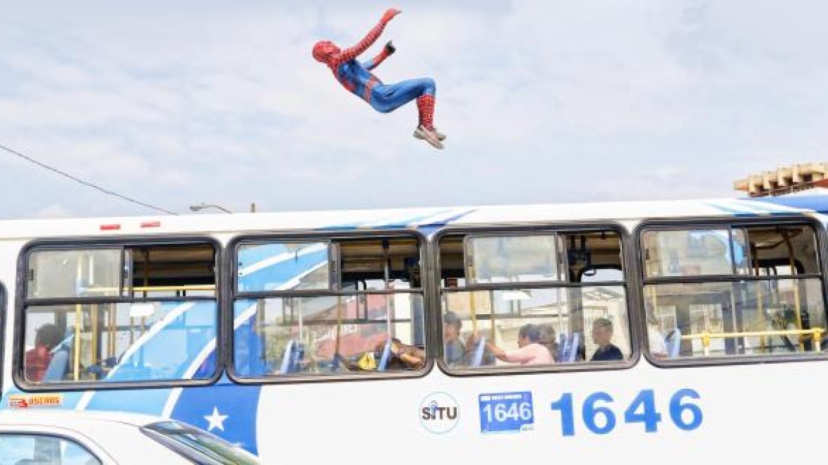 Spider-Man Busetero salta sobre autobuses en movimiento.