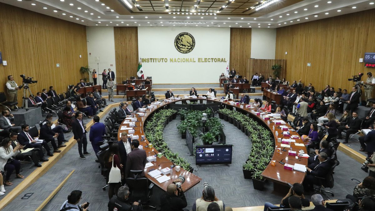 El pleno del Consejo General del Instituto Nacional Electoral durante la sesión extraordinaria este viernes 23 de agosto, en Ciudad de México.