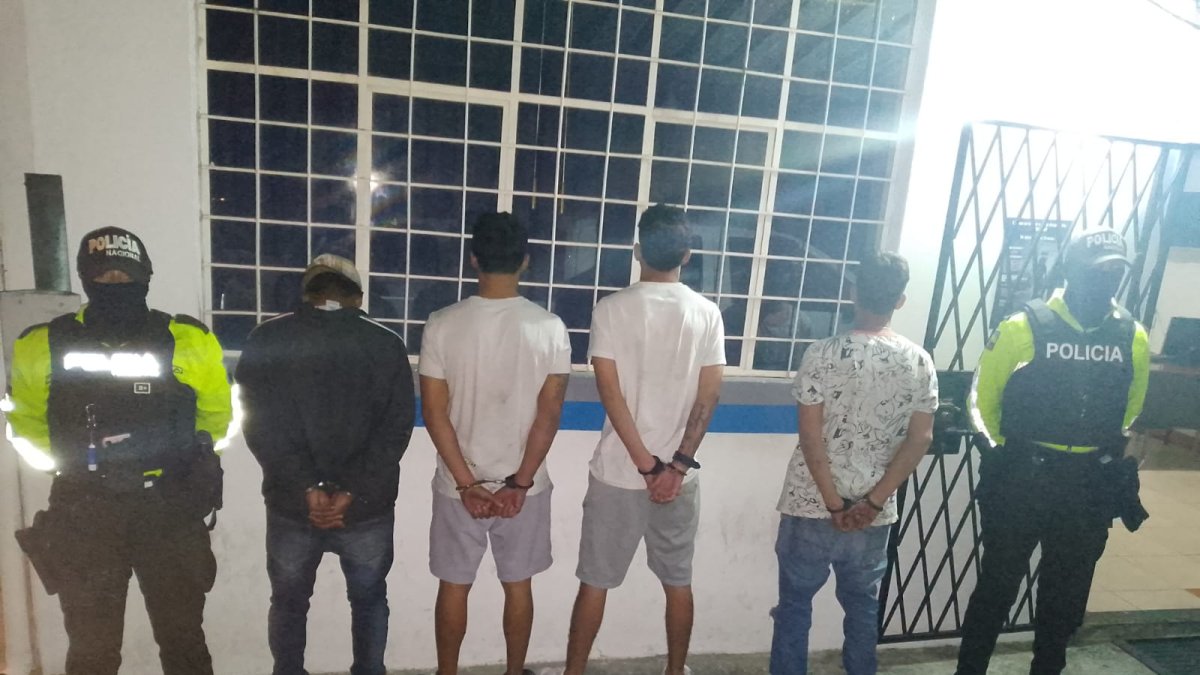 Dos de los detenidos tienen antecedentes penales por robo y tráfico de sustancias ilegales.