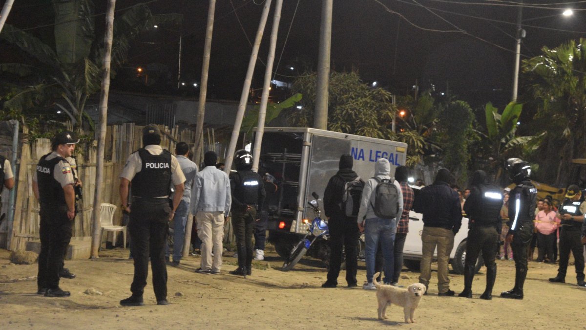 La Policía y criminalística realizaron el levantamiento de los cuerpos