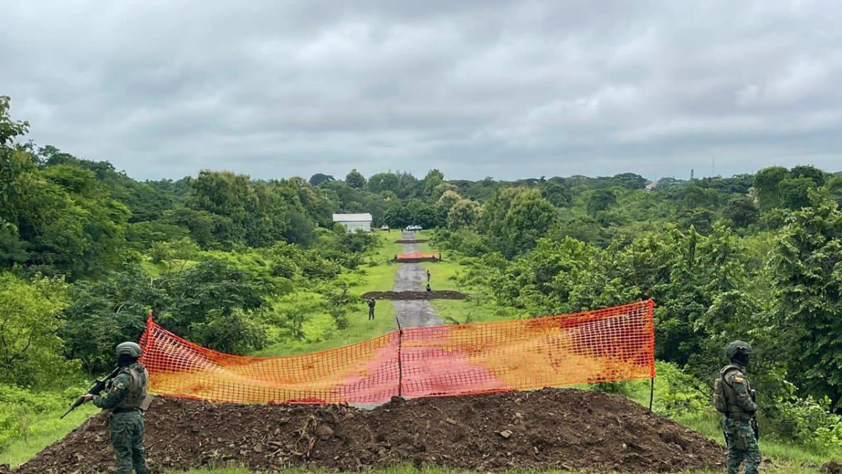 El trabajo de las FF.AA. ha sigo la detección y destrucción de las pistas clandestinas, usadas por aeronaves que pertenecen al crimen organizado.