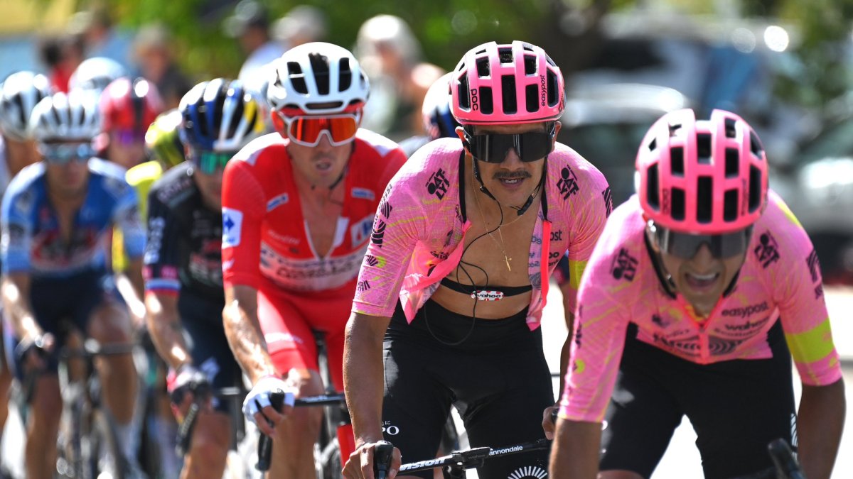 Richard Carapaz (c) tuvo el apoyo de su compatriota Alexander Cepeda (d).