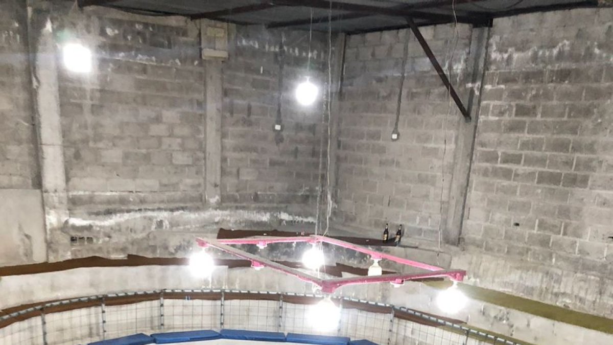 La gallera tenía un amplio escenario iluminado, palenque y graderíos.