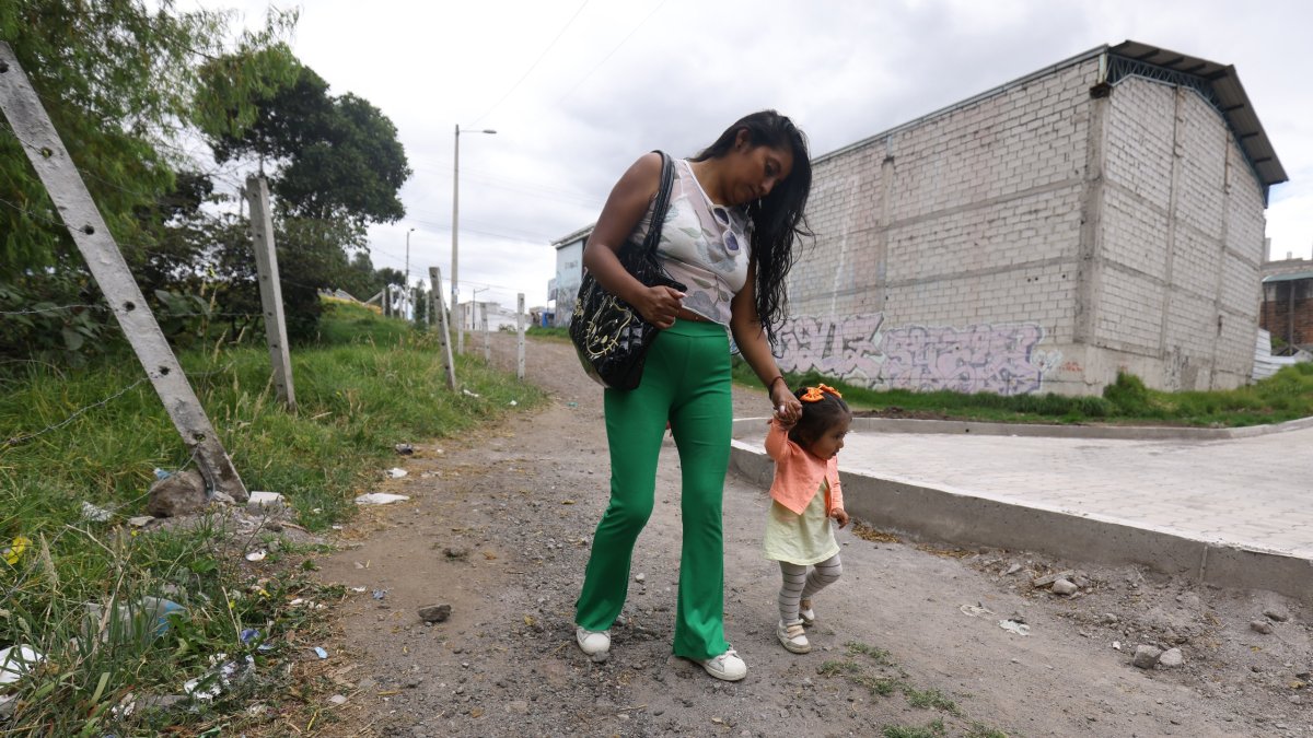 La preocupación de los vecinos son las obras inconclusas y piden que se fiscalice. En Quitumbe solo adoquinaron una parte de la vía, mientras que la otra está de tierra.