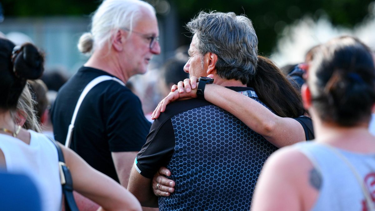 Este sábado 24, decenas de personas se congregaron cerca del lugar del ataque con cuchillo en el centro de Solingen, Alemania.