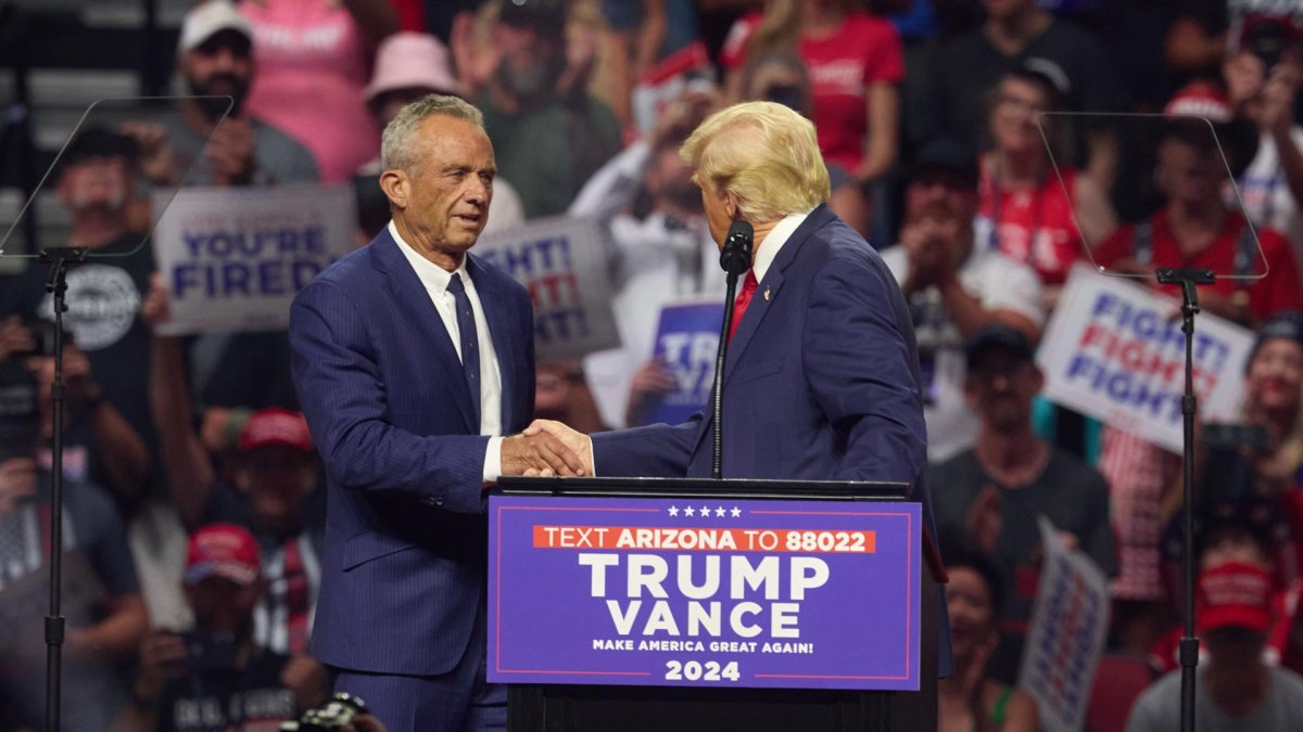 Robert F. Kennedy Jr. se une al candidato presidencial republicano, Donald Trump, en un mitin electoral en el Desert Diamond Arena en Glendale, Arizona, EE. UU., el 23 de agosto de 2024.