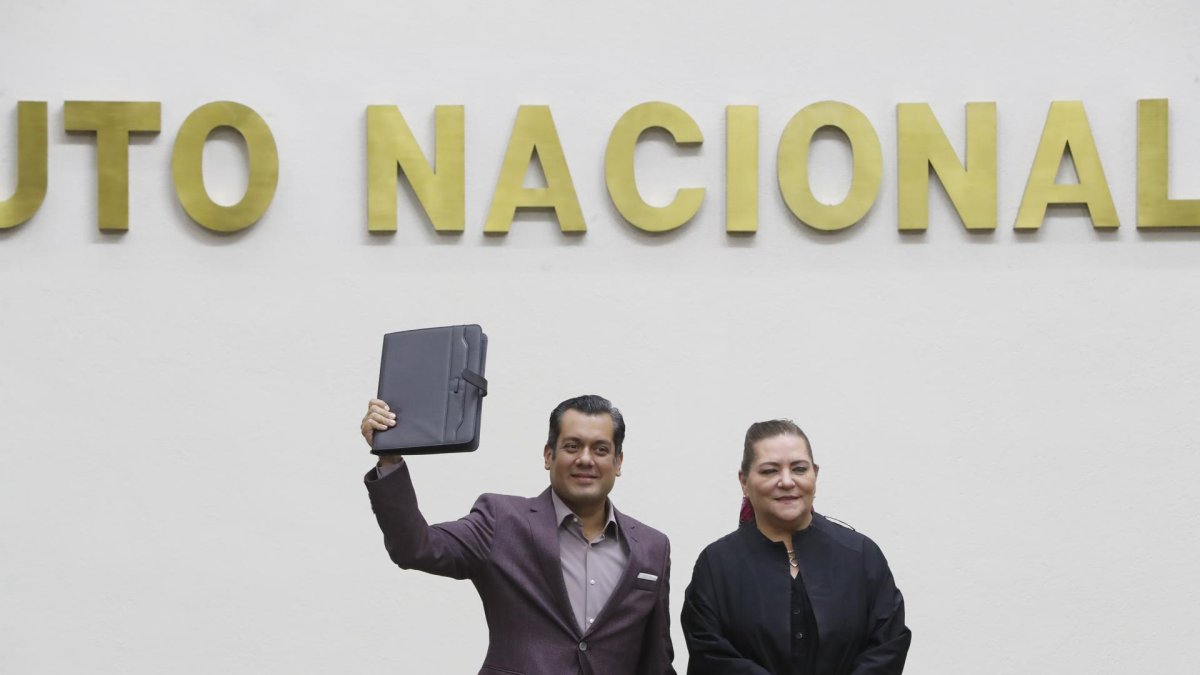 El representante de Movimiento de Regeneración Nacional ante el Instituto Nacional Electoral (INE), Sergio Gutiérrez Luna, muestra la constancia de asignación de legisladores a su partido.