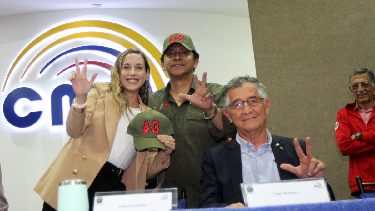 Andrea González Nader, candidata a la Presidencia, junto con Lucio Gutiérrez.