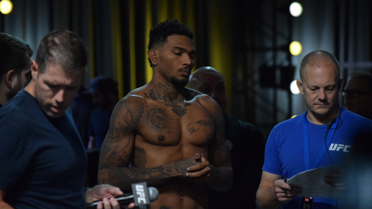 Michael Morales segundos antes de subirse a la báscula.