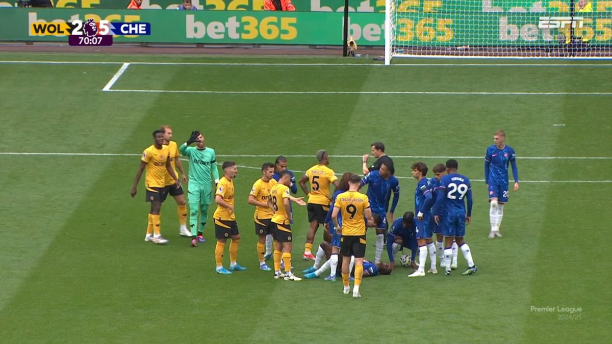 Momento en el que Moisés Caicedo recibió la falta.