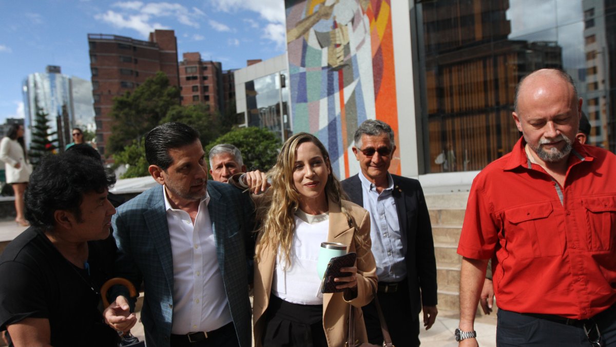 Andrea González Nader (c) es la precandidata presidencial de Sociedad Patriótica.