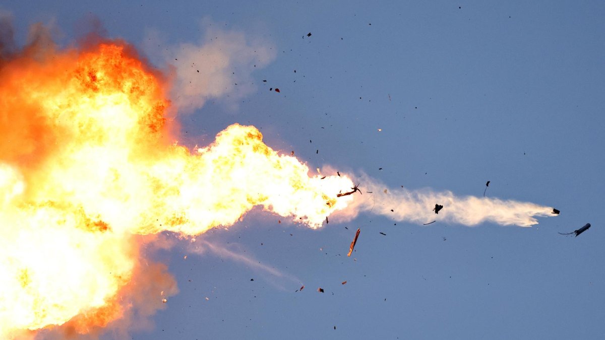 Un vehículo aéreo no tripulado (UAV) de Hizbulá que cruza desde el Líbano es interceptado por un caza israelí sobre una zona cercana a la frontera entre ambos países.