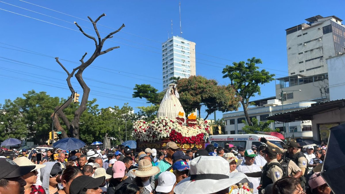 Decenas de fieles recorrieron las calles de centro durante la peregrinación de la Virgen del Cisne.