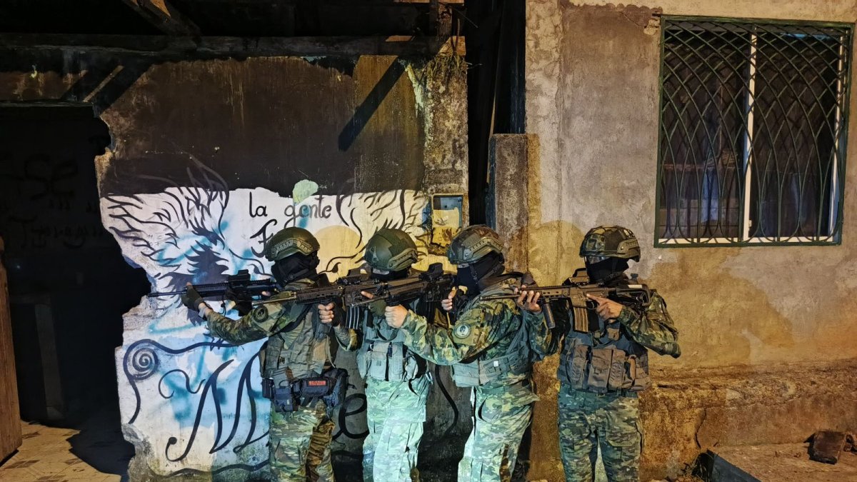 El presidente ordena a la fuerza pública a utilizar sus armas.