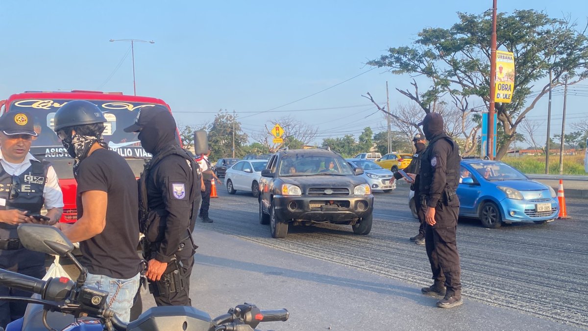 La Gobernación del Guayas realizó un operativo en la León Febres Cordero, en La Aurora, Daule.